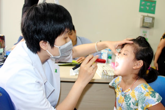 ‘Phẫu thuật nụ cười’ miễn phí cho trẻ; sinh viên tình nguyện với 'hành trình yêu thương'