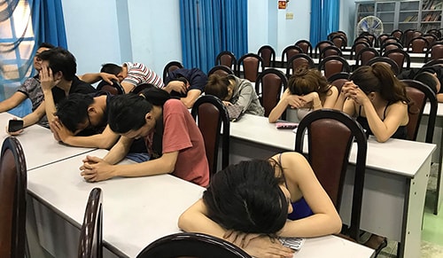 Cảnh sát ập vào quán bar, đưa gần 100 người nghi sử dụng ma túy bị đưa đi kiểm tra