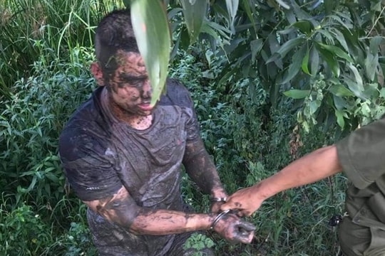 Nam thanh niên nghi ngáo đá tự dùng dao cứa cổ, la hét dọc quốc lộ 1A