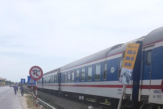 Hai mẹ con ở Nghệ An thoát chết hy hữu khi vượt qua đường sắt lúc tàu đang đến