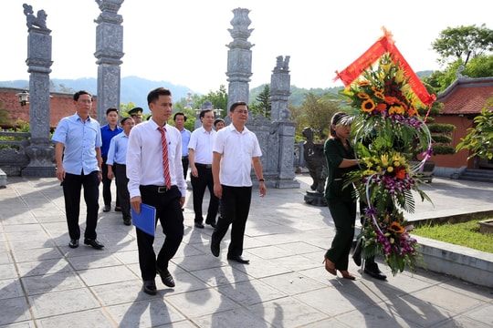 Đoàn đại biểu tỉnh Nghệ An dâng hương tưởng niệm anh hùng liệt sĩ, thăm hỏi gia đình chính sách
