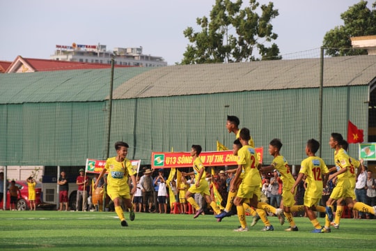 VCK U13 toàn quốc: Siêu phẩm đưa U13 SLNA vào chung kết gặp đàn em U12 SLNA 