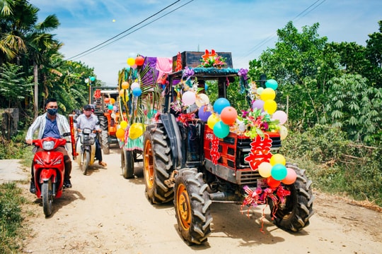 Độc đáo màn rước dâu bằng 4 máy cày kéo xe bò ở Nghệ An