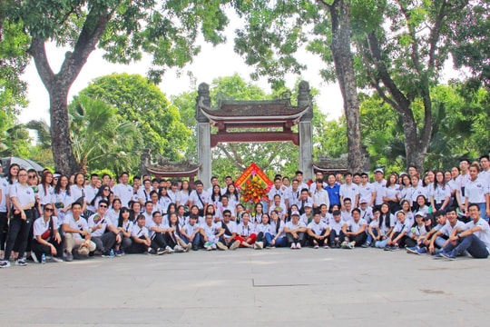 Hơn 150 thanh, thiếu niên kiều bào dâng hương tưởng niệm Chủ tịch Hồ Chí Minh