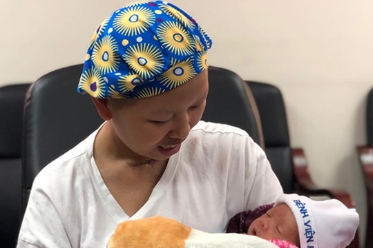 Bé Bình An ngủ ngon trong vòng tay mẹ ung thư khi xuất viện