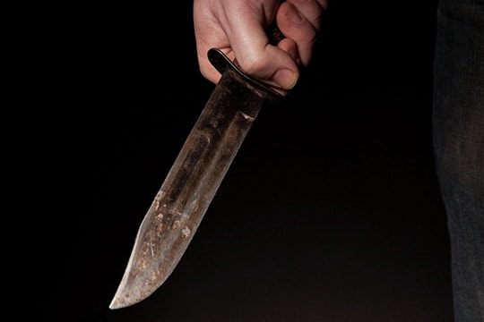 Chủ tiệm cầm đồ bị cứa cổ khi tranh cãi về tiền lãi