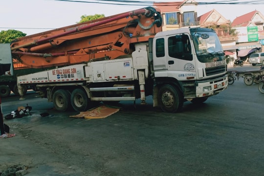 Xe bê tông cán qua người, một phụ nữ tử vong tại chỗ
