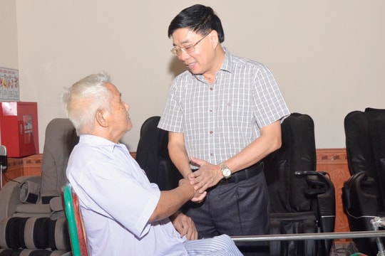 Phó Bí thư Tỉnh ủy Nguyễn Văn Thông thăm, tặng quà thương, bệnh binh, gia đình liệt sỹ