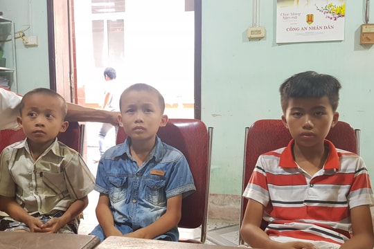 Bàn giao 3 cháu bé ở Nghệ An đi lạc về cho gia đình