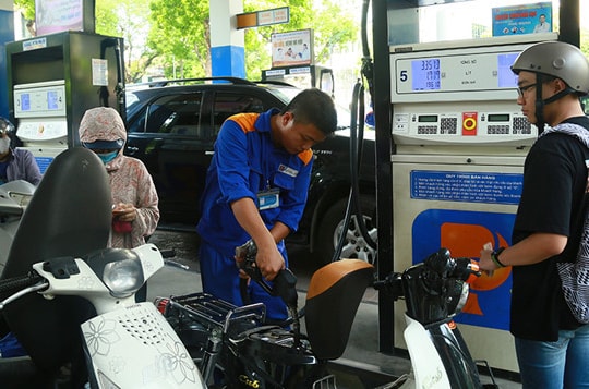 Giá xăng tăng mạnh lần thứ 2 liên tiếp, vượt trên 21 ngàn đồng/lít