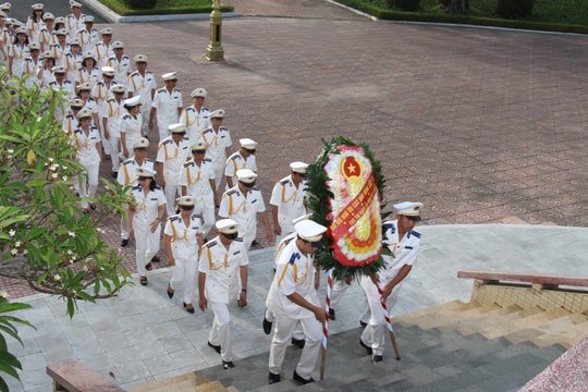 Cục Thi hành án dân sự tỉnh dâng hoa tưởng niệm Chủ tịch Hồ Chí Minh