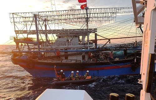 Tìm thấy 2 thi thể thuyền viên nơi tàu cá Nghệ An bị đâm chìm 