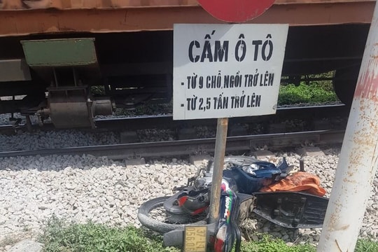  Xe máy mắc kẹt ở đường sắt lúc tàu hàng lao đến, một phụ nữ ở Nghệ An nhập viện  