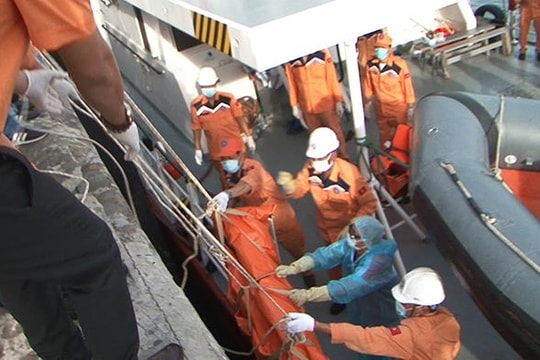 Đưa 2 thi thể thuyền viên tàu cá Nghệ An vào bờ, xét nghiệm ADN để nhận dạng