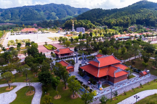 Đảng ủy Khối Các cơ quan tỉnh dâng hương tại Truông Bồn và Nghĩa trang liệt sỹ Việt -  Lào