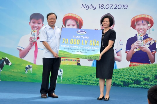 Quỹ Sữa vươn cao Việt Nam và Vinamilk tặng 70.000 ly sữa cho học sinh Thái Nguyên