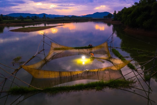 Đánh cá đêm giữa lòng hồ Vực Mấu