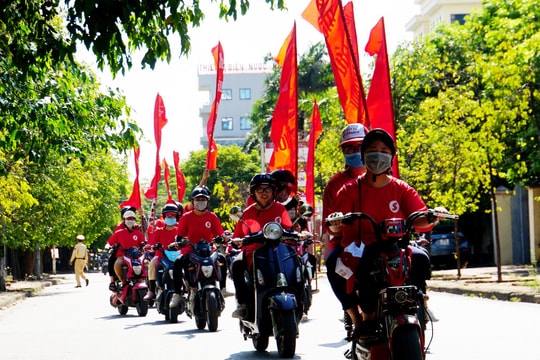 Hơn 200 tình nguyện viên diễu hành tuyên truyền Chương trình 'Hành trình đỏ 2019'