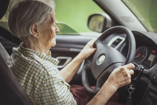 Những công nghệ hỗ trợ giúp người cao tuổi lái xe an toàn