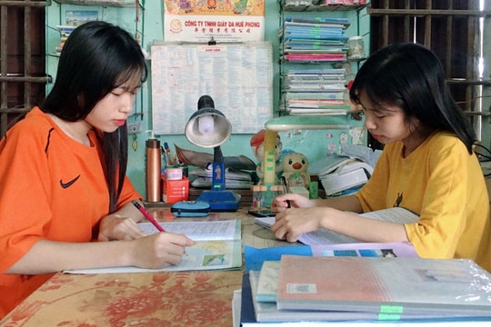 Chị em sinh đôi ở Nghệ An với 'kỳ tích' điểm 10 môn Lịch sử