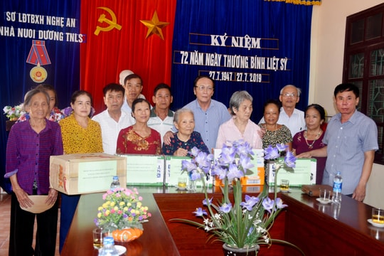 Tặng quà các thân nhân liệt sỹ nhân dịp 27/7