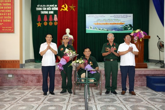 Xúc động chương trình giao lưu thơ nhạc 'Uống nước nhớ nguồn'