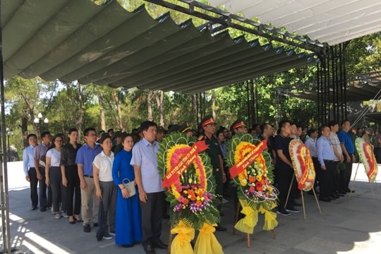 Ban Tổ chức, Ban Tuyên giáo Tỉnh ủy hành hương về Quảng Trị tưởng niệm các anh hùng liệt sỹ