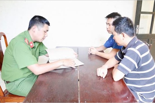 'Đột kích' quán cafe, tóm gọn 6 con bạc đang say sưa sát phạt