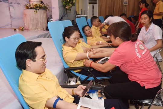 Đông đảo người dân tham gia Ngày hội hiến máu 'Giọt hồng Xứ Nghệ'