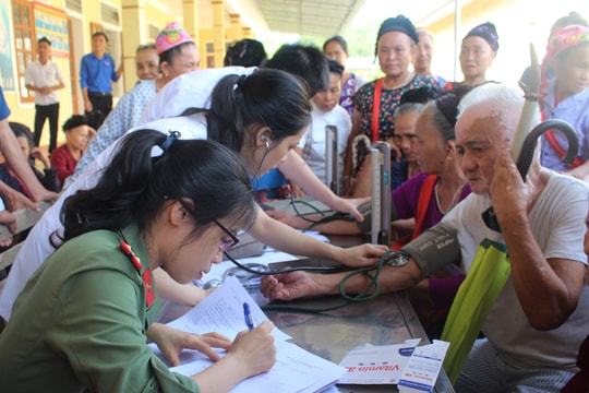 Thăm hỏi, tặng quà các thương bệnh binh ở các địa phương
