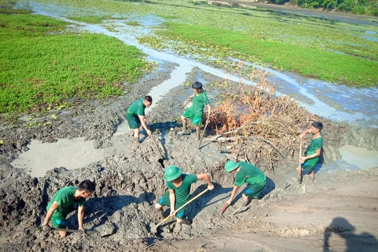100 bộ đội làm đường, nạo vét mương giúp dân giữa nắng gắt