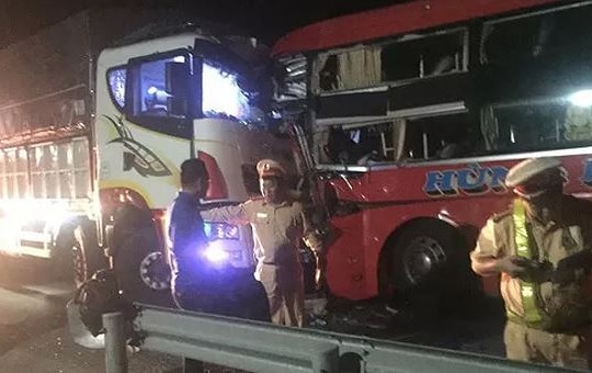 Xe khách Nghệ An lao đầu vào ô tô tải, tài xế tử vong, hơn 10 người nhập viện