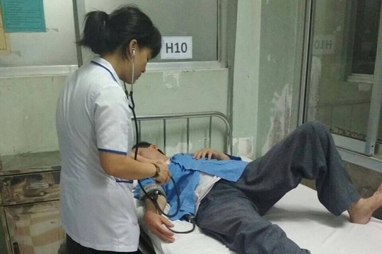 Nam điều dưỡng bị bác sĩ đánh nhập viện cấp cứu