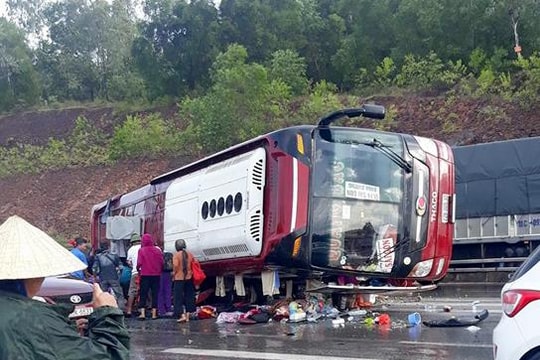 Nghệ An: Xe khách lật giữa đường, nhiều hành khách bị thương