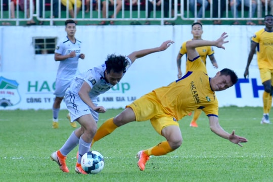 Phung phí cơ hội, SLNA thua sát sao HAGL tại Pleiku