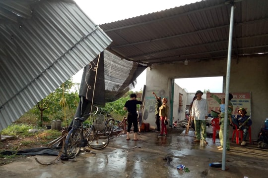 Nghệ An: Lốc xoáy làm tốc mái nhà dân