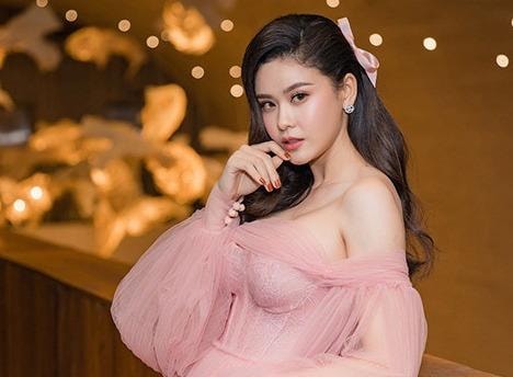 Vai trần quyến rũ của Quỳnh Anh khi mặc trễ nải 