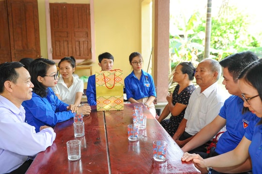 Thăm hỏi, tặng quà gia đình chính sách nhân ngày 27/7 ở các địa phương