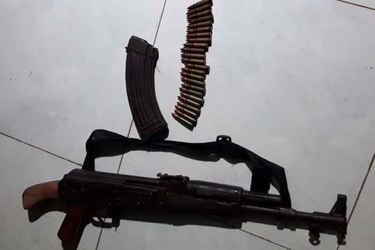 Dùng súng AK đầy ắp đạn bắn người tình rồi tự sát