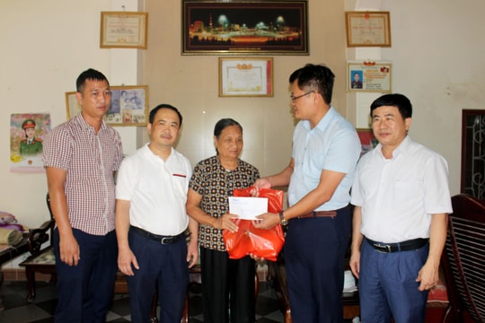 Báo Nghệ An thăm, tặng quà Bà mẹ Việt Nam anh hùng, thân nhân liệt sỹ nhân ngày 27/7