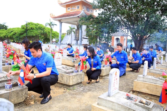 Tỉnh đoàn Nghệ An dâng hương tưởng niệm các anh hùng liệt sỹ