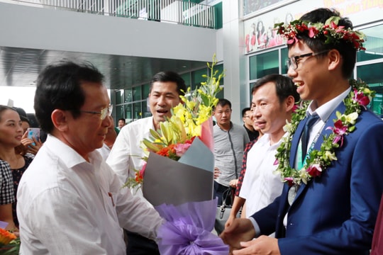 Nghệ An đón học sinh giành Huy chương Bạc Olympic Toán quốc tế