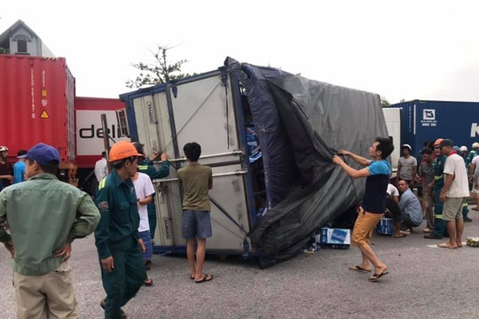 Dừng xem tai nạn chết người, 5 người bị xe tải lật trúng tử vong