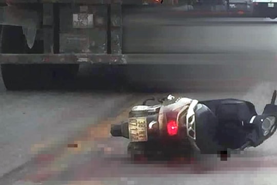 Cô giáo đi xe máy trên đường tránh Vinh bị xe đầu kéo cán tử vong 