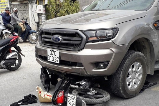 3 mẹ con đi xe máy không đội mũ bảo hiểm đối đầu xe bán tải 