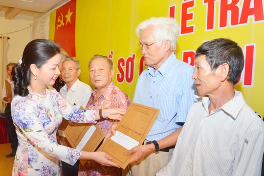 Nghệ An trao trả gần 2.000 hồ sơ cho cán bộ 'đi B'