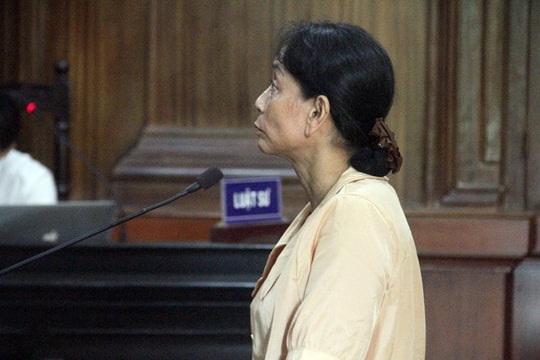 Người phụ nữ khiến hàng loạt cán bộ hải quan hầu tòa