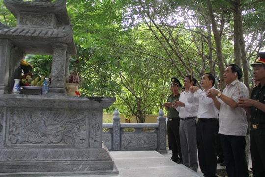 Phó Chủ tịch UBND tỉnh dâng hương tại Nghĩa trang liệt sỹ Đường sắt và hang Hỏa Tiễn