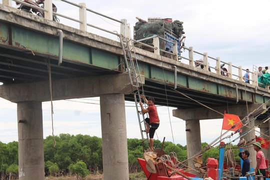 Ngang nhiên biến cầu dân sinh thành bến tập kết tàu thuyền