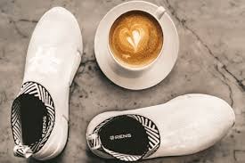 Giày chống nước làm từ bã cà phê